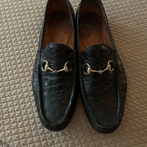 Gucci Black Textured Loafers with Gold Accent